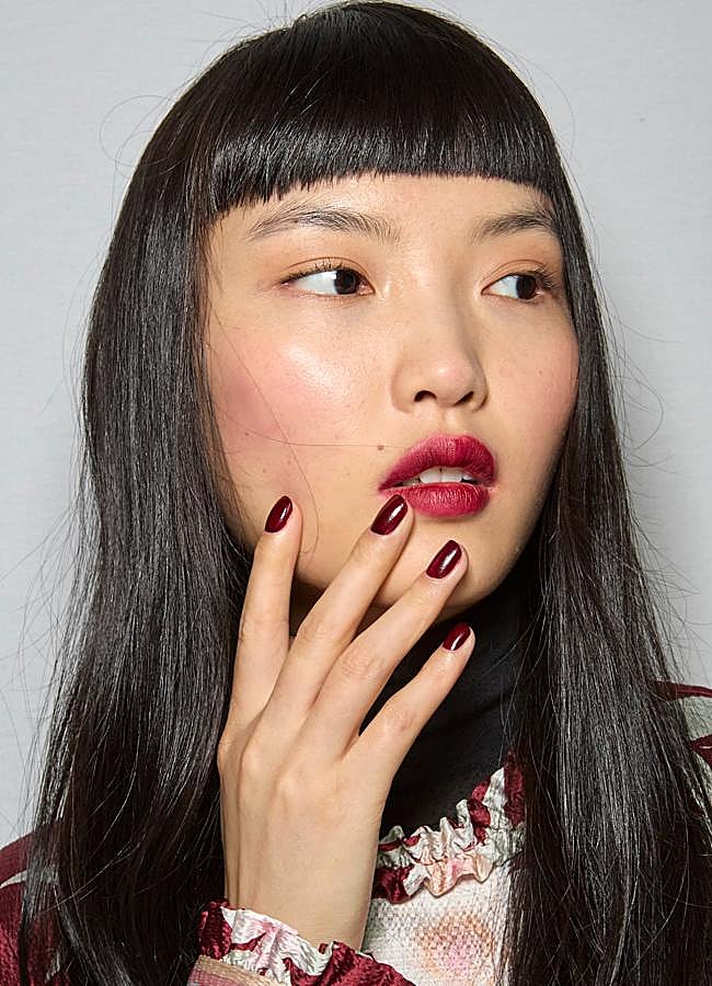 Imagen - Manicura en tonos burdeos. Foto: Launchmetrics spotlight