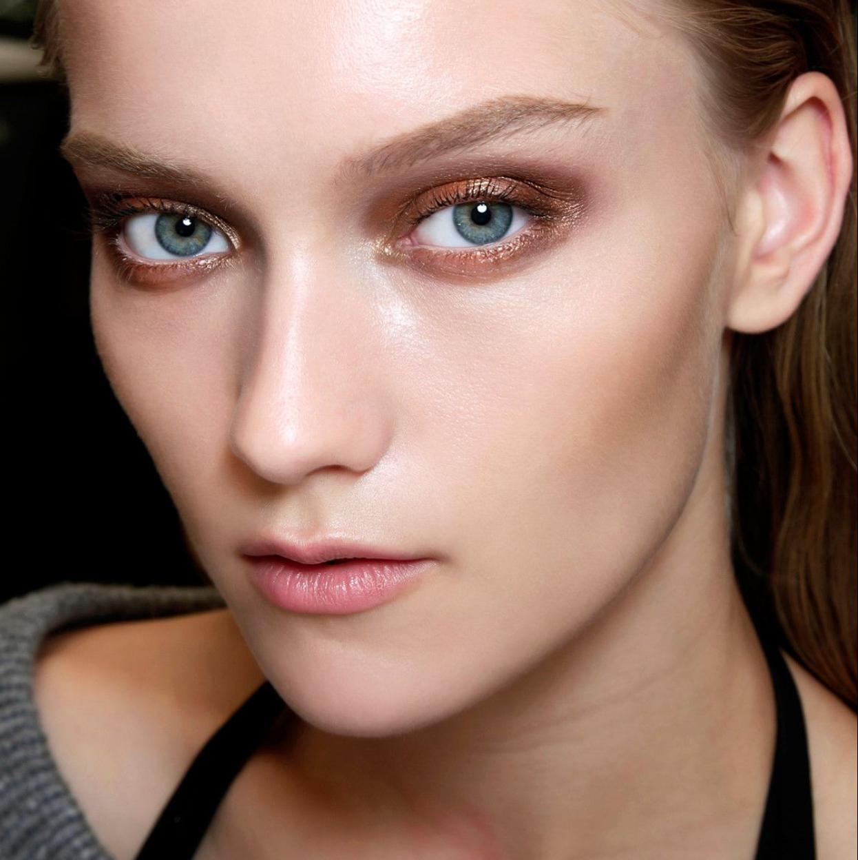 Modelo con sombra de ojos metalizada