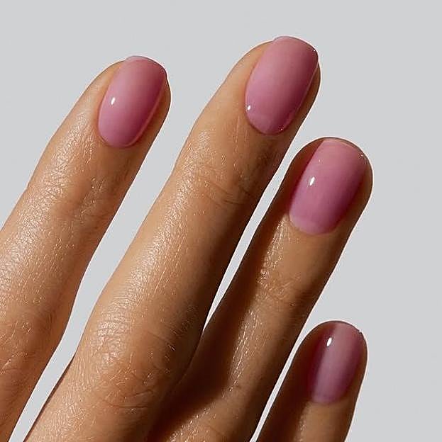 Manicura en tono rosa natural