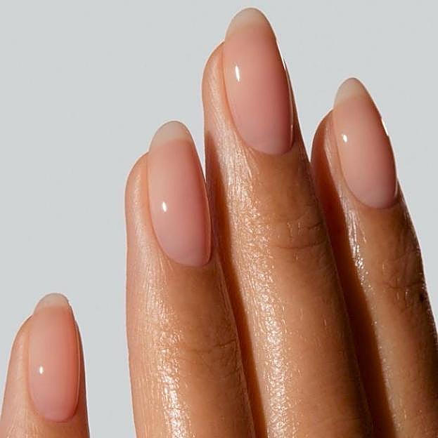 Manicura natural con efecto brillante