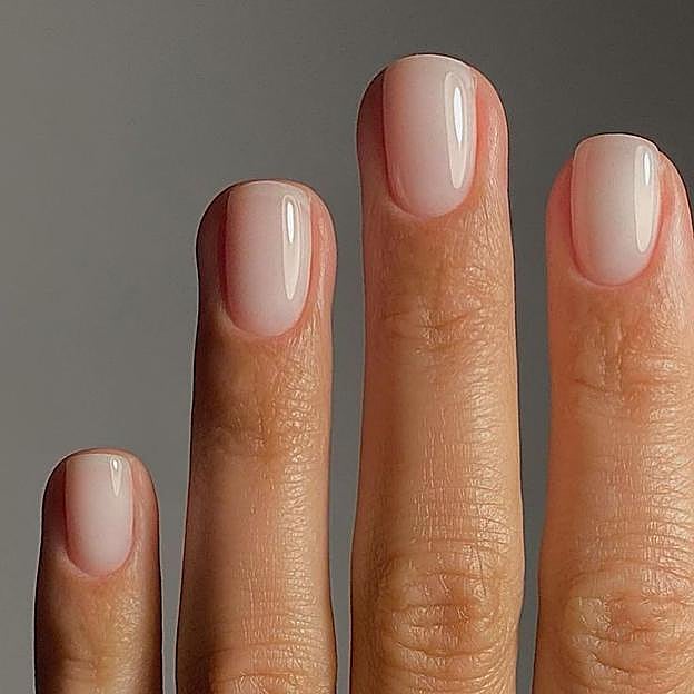 Uñas color blanco lechoso