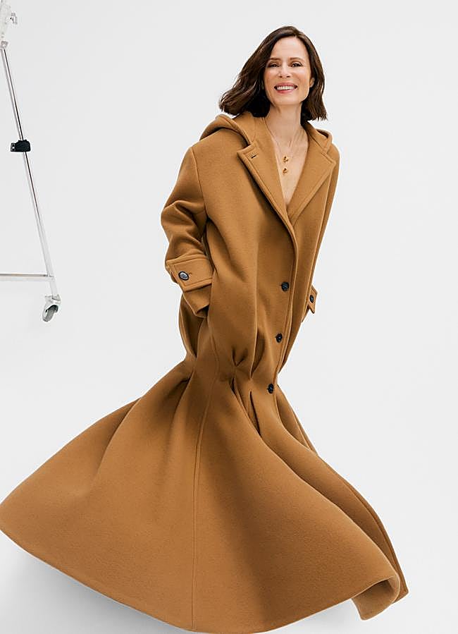 Imagen - El abrigo es de Loewe. Collar Serpenti, en oro rosa y diamantes, y collar B.zero1, en oro amarillo y pavé de diamantes, ambos de Bulgari. FOTOGRAFÍA: ROSA COPADO / ESTILISMO: GRETA MACCHI / REALIZACIÓN: GERVASIO PÉREZ