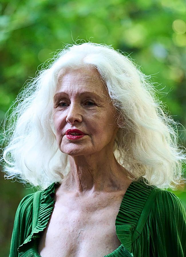 Imagen - Un corte de pelo rizado con canas. Foto: Launchmetrics spotlight.