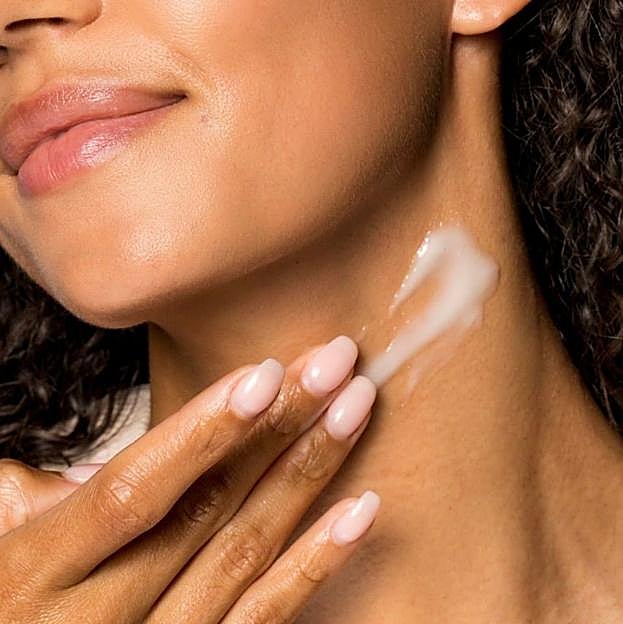 Así se aplica el sérum para la papada.