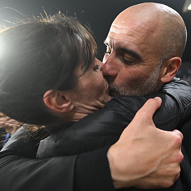 Un momento cariñoso de la pareja tras la Champions conquistada por el City. 