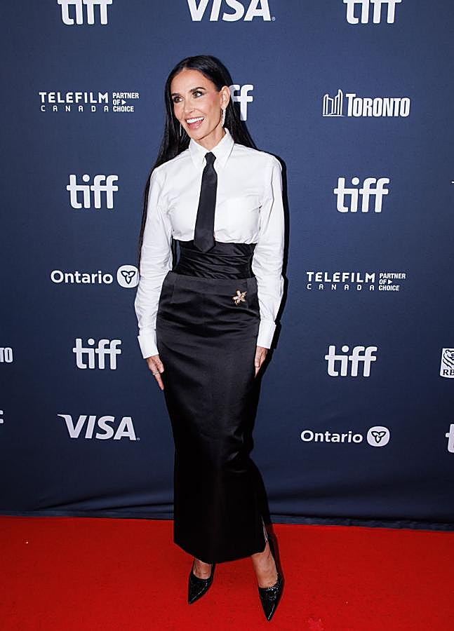 Imagen - Demi Moore con un look con falda y corbata. / GTRES