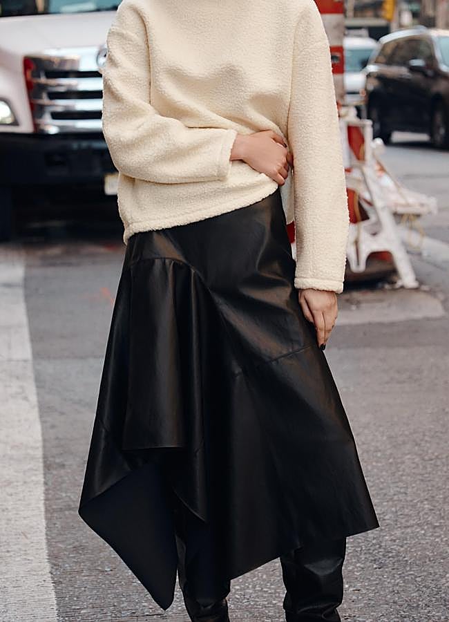 Imagen - Falda de cuero asimétrica