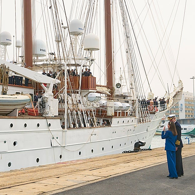 Los reyes de España despidiendo a su hija en Cádiz. 