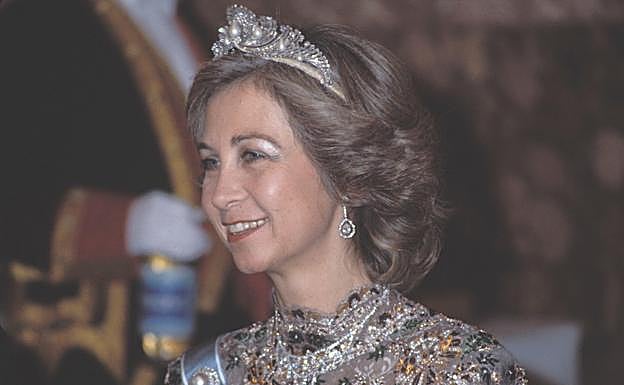 Doña Sofía llevando la tiara Chata en 1985. 