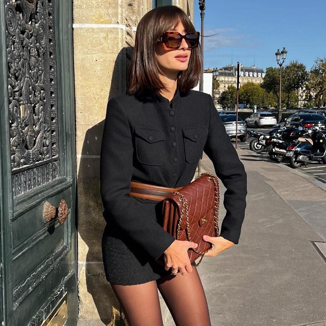 Influencer con chaqueta elegante tendencia