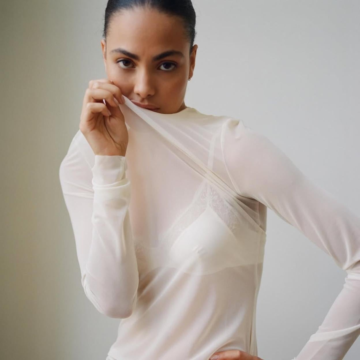 Una mujer con conjunto de Love Stories.