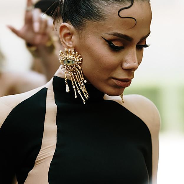 Pendientes de flecos, la única joya que necesitas para elevar tus looks de la temporada