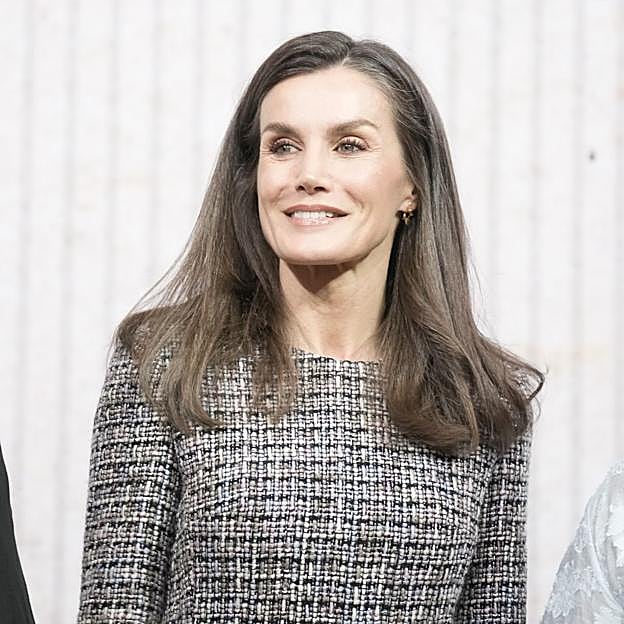 La reina Letizia repite el misterioso vestido de tweed con flecos que nadie sabe de qué marca es