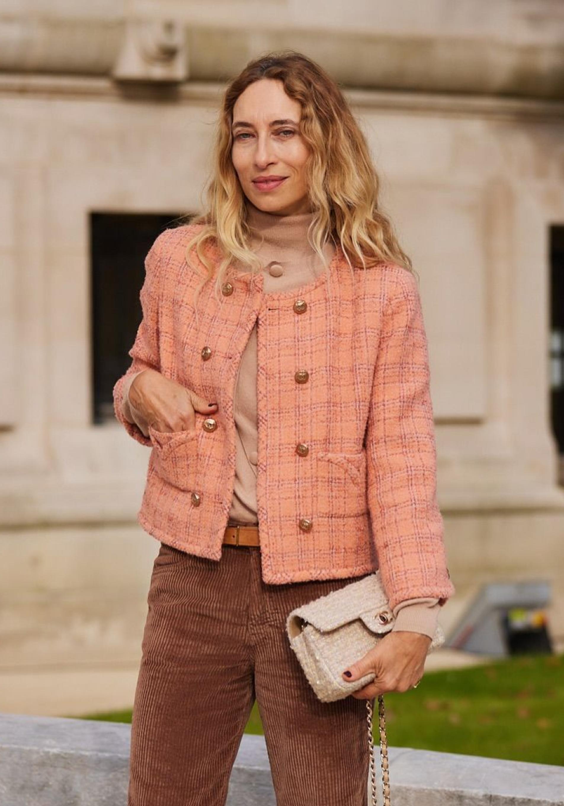 Influencer mayor de 50 con chaqueta de tweed