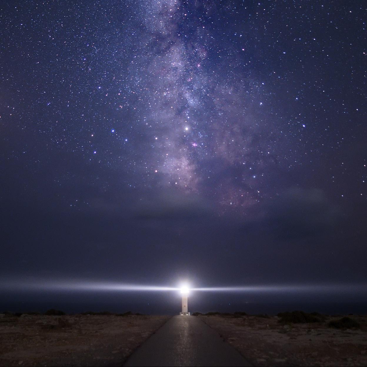 Imagen del cielo con la Vía Láctea desde el faro de Cap de Barbaria en Formentera. 