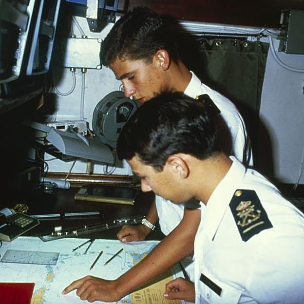 El príncipe Felipe junto a uno de sus compañeros en el buque Elcano. 