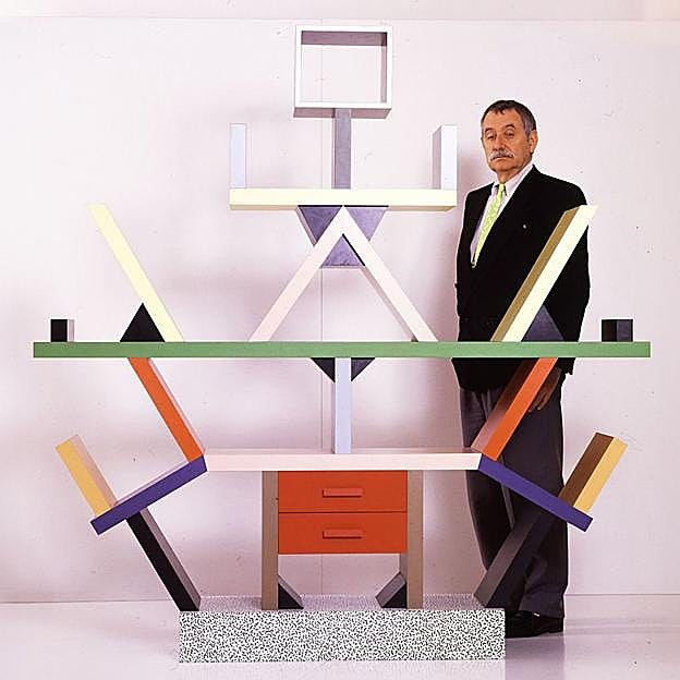 Ettore Sottsass, el 'padre' del estilo Memphis junto un grupo de artistas entre los que estaba el español Javier Mariscal,