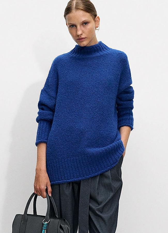 Imagen - Jersey de cuello vuelto azul de Parfois, 22,99 euros.