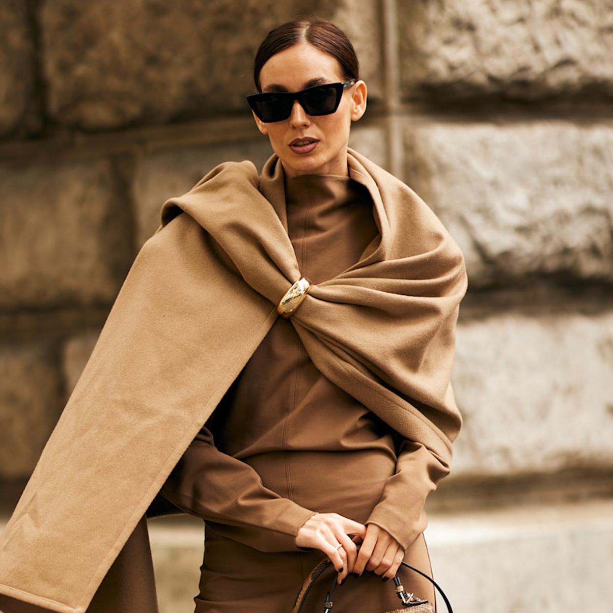 Mujer con look elevado