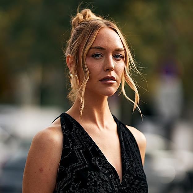 Moño alto en pelo corto con mechones sueltos