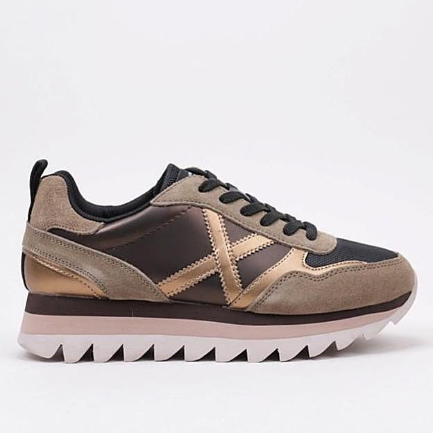 Zapatillas marrones con detalles metálicos de Munich, en Krack Online, 88 euros.