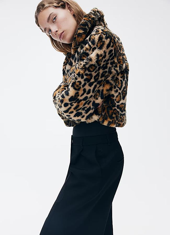 Imagen - Chaqueta corta con estampado de leopardo de H&M.