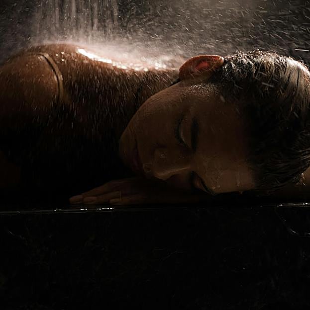 Boticaria García recomienda los baños de agua fría para eliminar la grasa abdominal. 