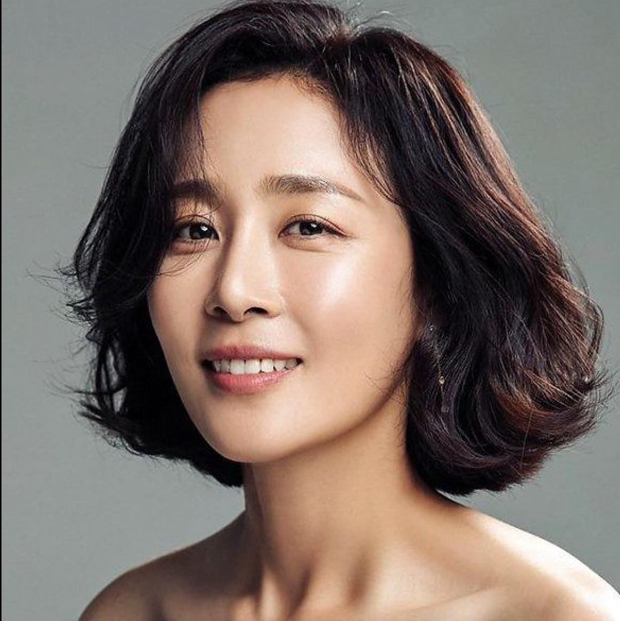 La actriz coreana Jeong Hee Moon a los 50 años con piel madura tersa y radiante