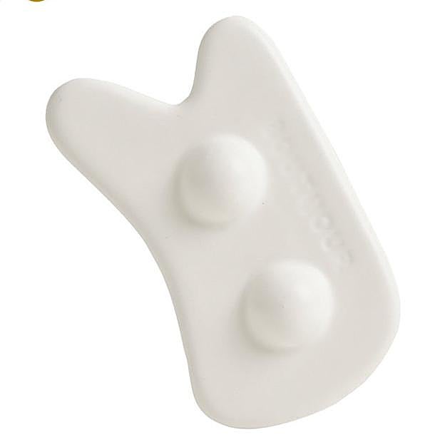 Imagen principal - La gua sha de Boutijour de cerámica (59 euros), la de Sephora (17,99 euros) y la de You Are The Princess (10,95 euros).