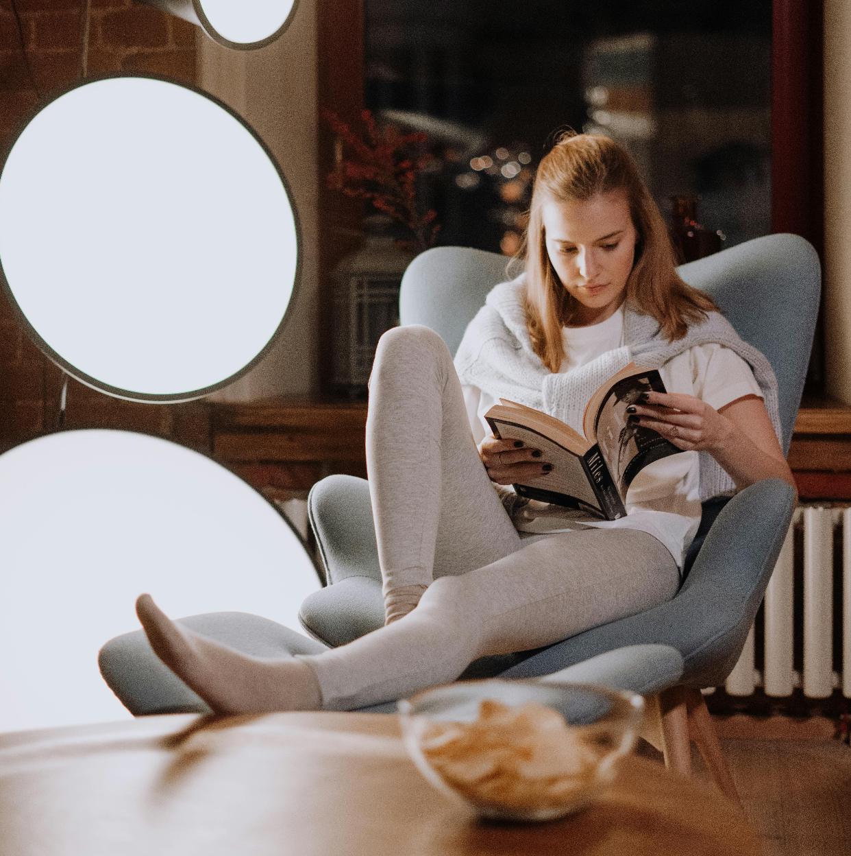 Disfrutar de los libros que llegan a las librerías en febrero al calor del hogar es uno de los grandes placeres del invierno.