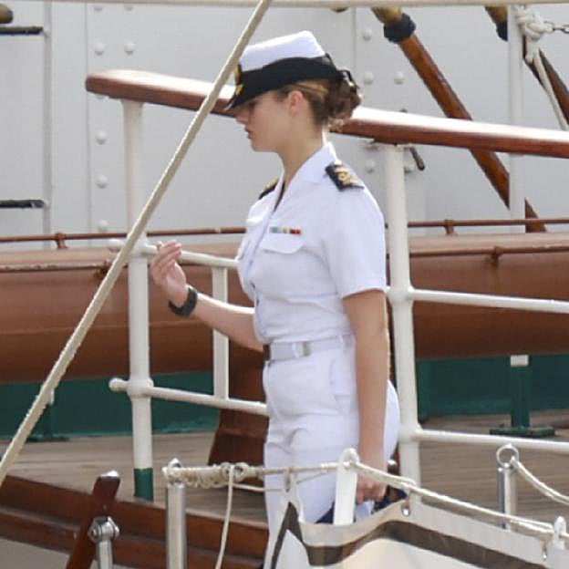 El misterio del moño impoluto de la princesa Leonor en el Juan Sebastián Elcano: cómo ha cambiado su imagen desde que embarcó