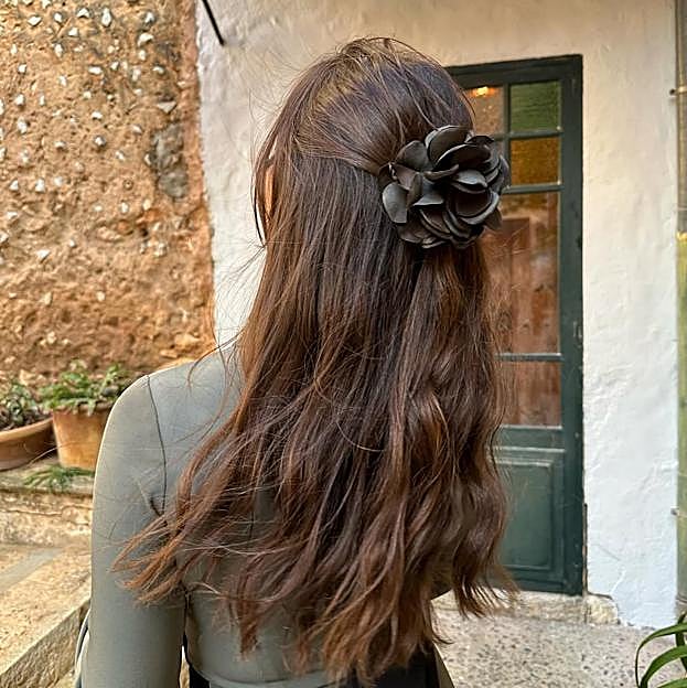 Semirrecogido con flor