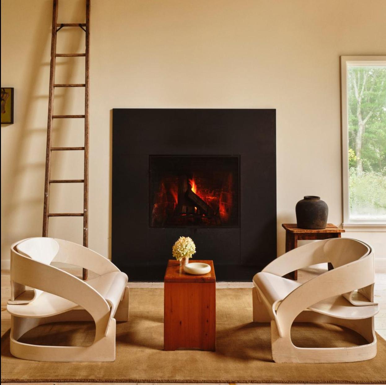 Salón del editorial de Zara Home con piezas seleccionadas por Adrian Gaut y Akari Endo-Gaut.