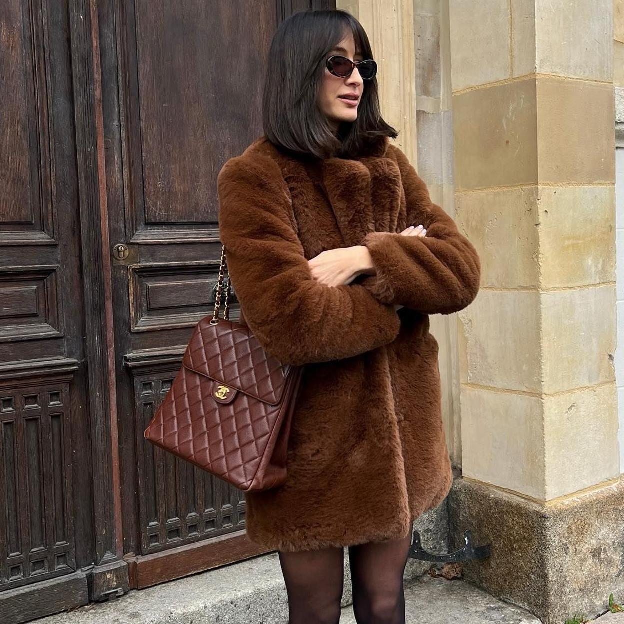 Influencer con bolso acolchado