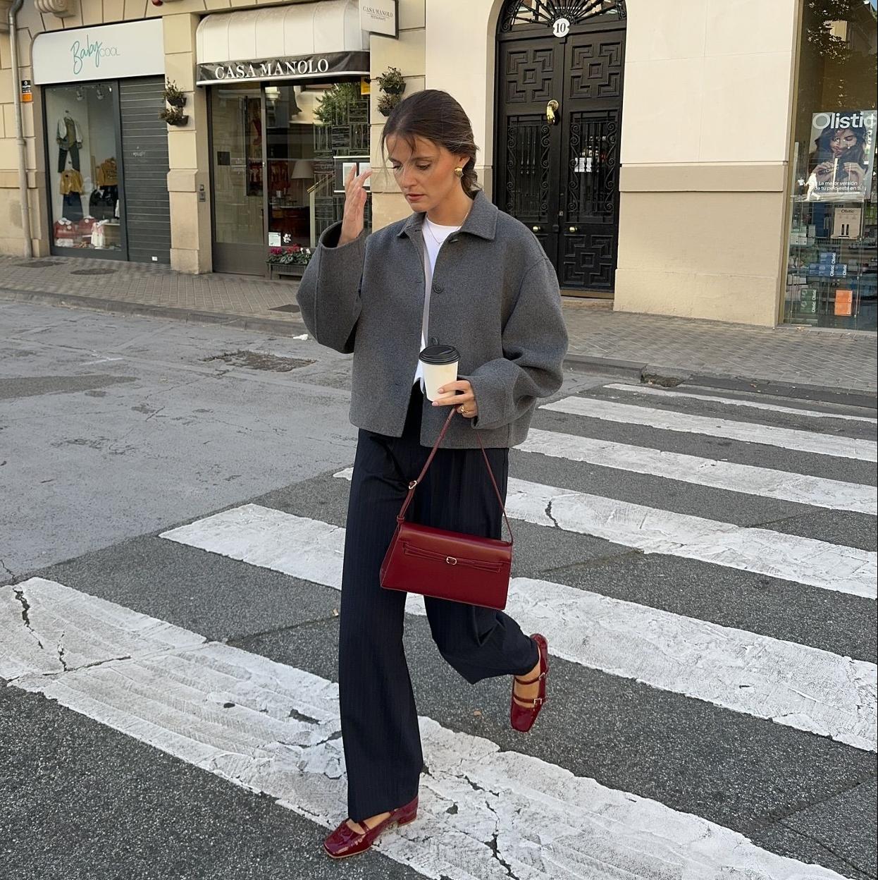 Influencer con chaqueta básica