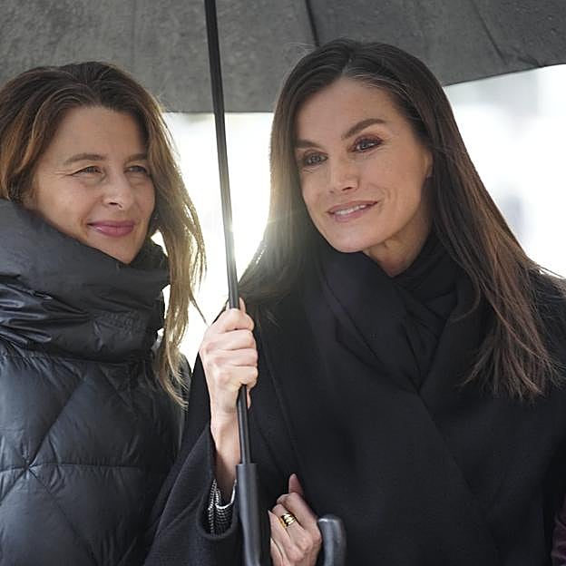 La reina Letizia combate la lluvia con su look negro favorito para acudir a la reunión con la Federación Española de Enfermedades Raras