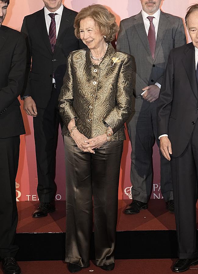 Imagen - La reina Sofía con chaqueta vintage y pantalones satinados. Foto: Limited Pictures.