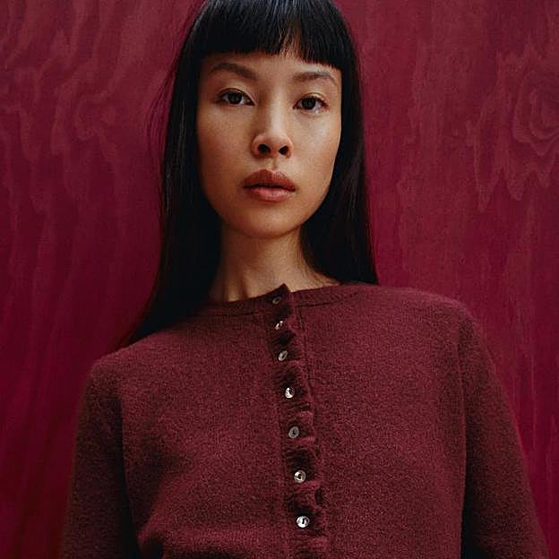 Imagen principal - Cárdigan con volantes de Zara disponible en varios tonos (25,95 euros)