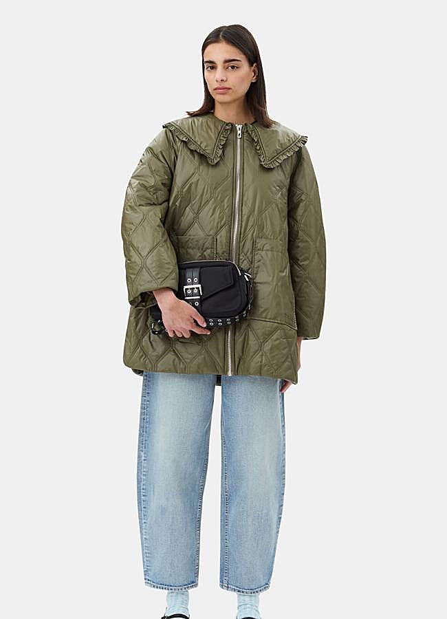 Imagen - Abrigo en verde oliva con cuello bebé de Ganni (225 euros).