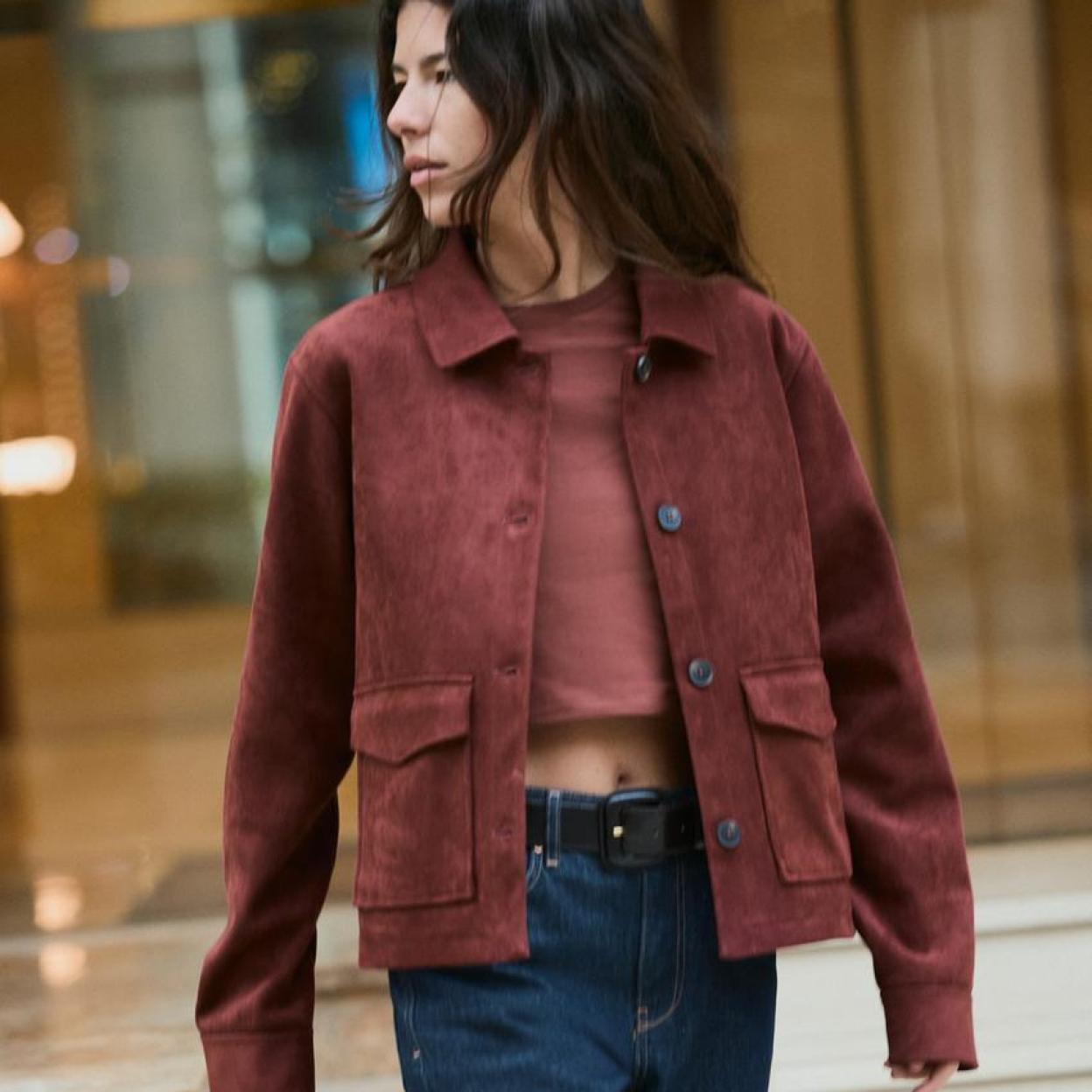 La prenda más buscada del momento es la chaqueta de ante. Llévala con todos tus looks de nueva temporada.