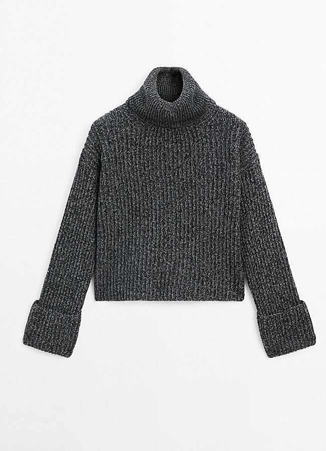 Imagen - Jersey en gris con cuello alto de Massimo Dutti.