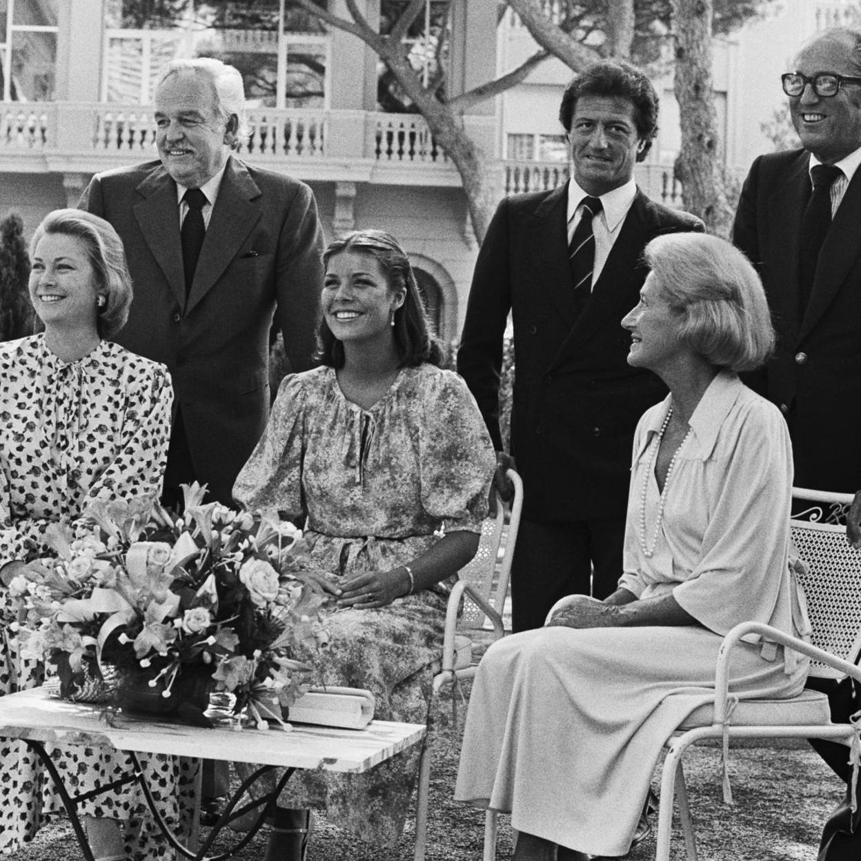 El día del anuncio del compromiso de Carolina de Mónaco y Philippe Junot, junto a sus respectivos padres, Rainiero y Grace, y el matrimonio Junot.