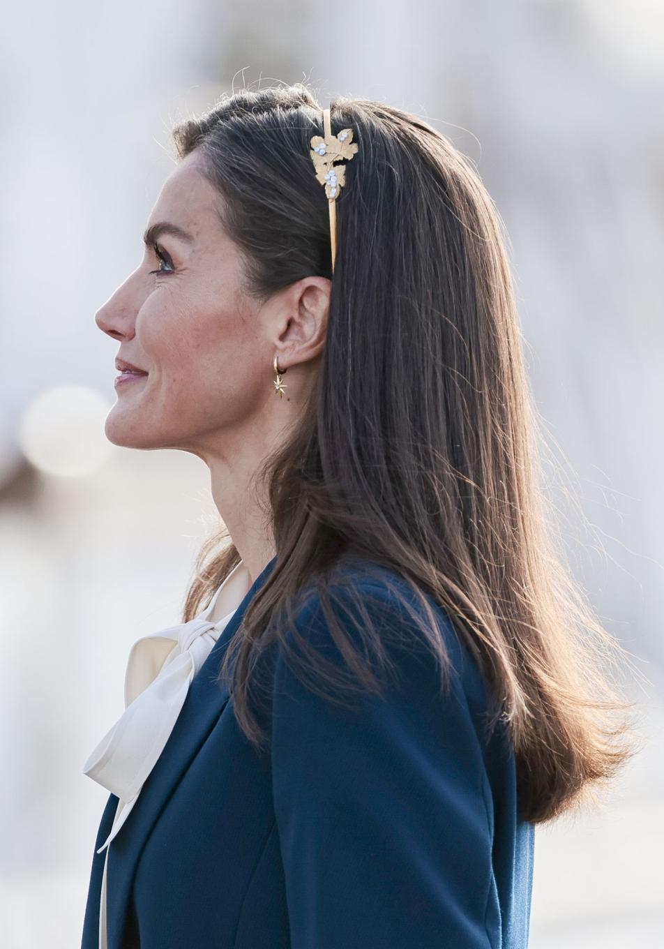 Imagen - La reina Letizia con diadema y canas finas en el cabello. Foto: Limited Pictures.