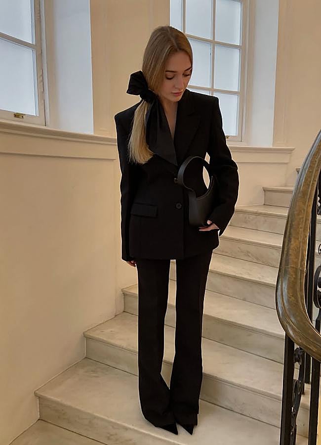 Imagen - Influencer con total look negro/ @darirai