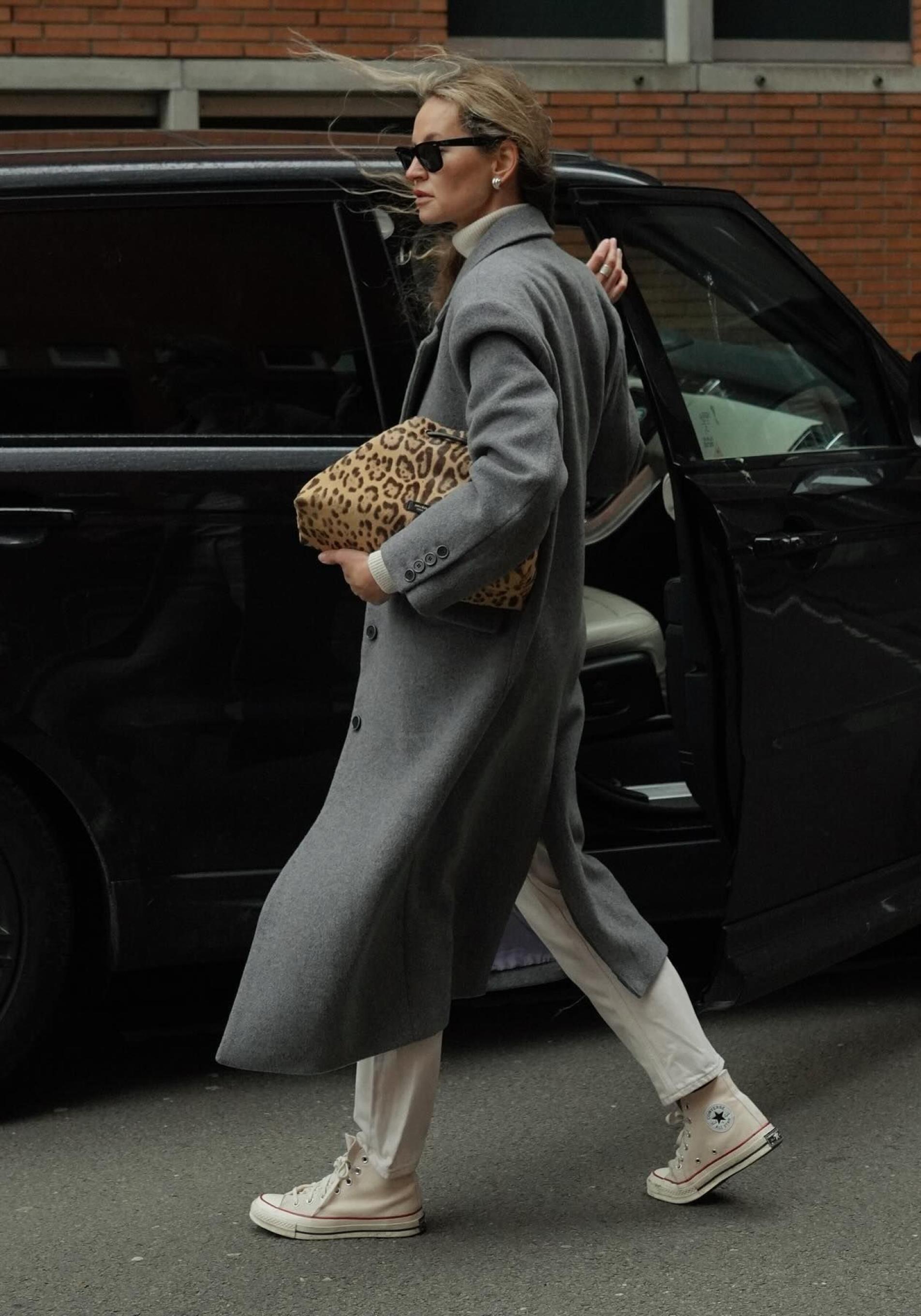 Influencer mayor de 50 años con zapatillas clásicas