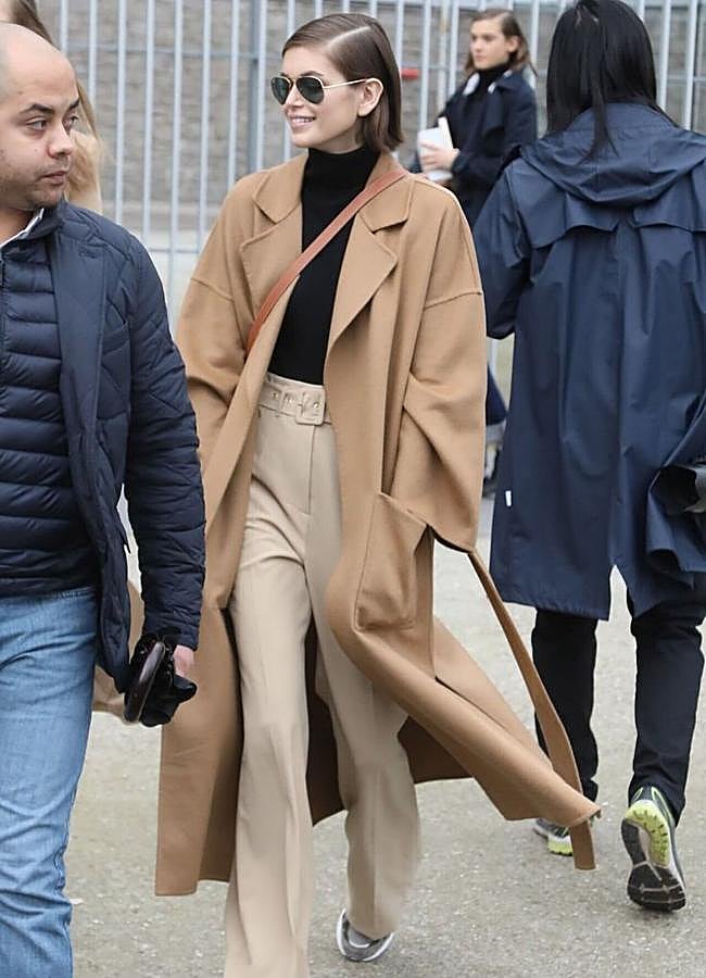 Imagen - Kaia Gerber con abrigo camel en look casual