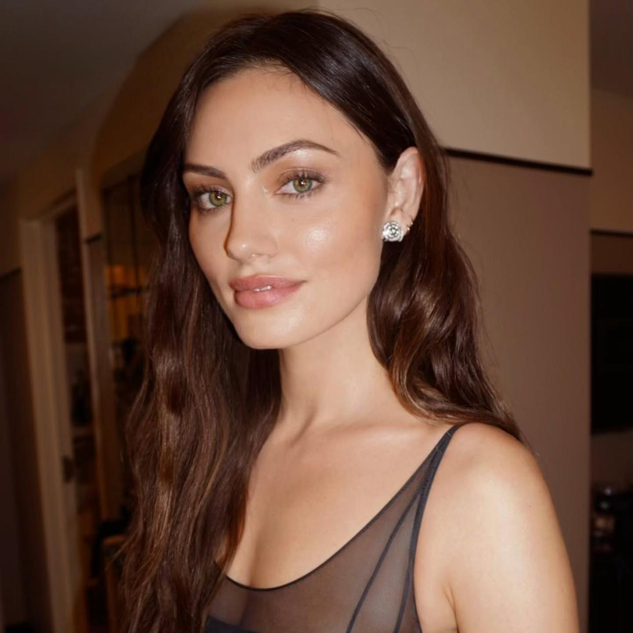 Phoebe Tonkin con base de maquillaje natural luminosa