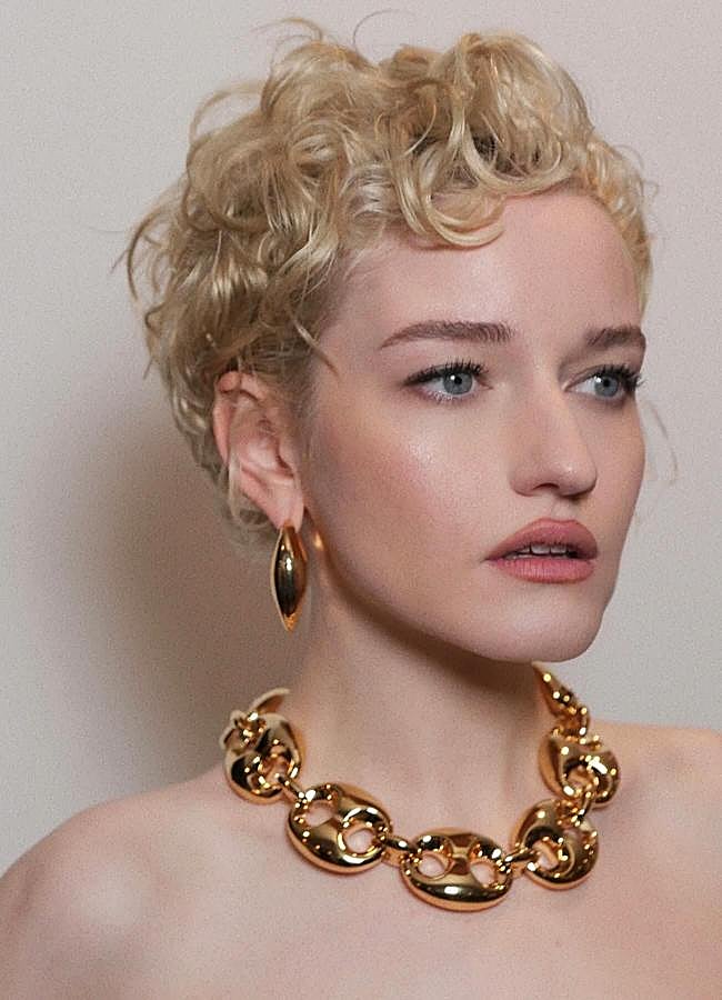 Imagen - Julia Garner con pixie en pelo rizado/@bobbyeliot