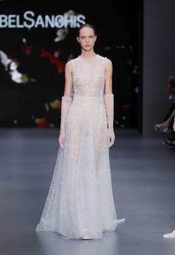 Imagen secundaria 2 - Desfiles de Pronovias, YolanCris e Isabel Sanchis en 2024.