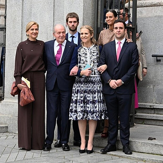 El rey Juan Carlos con sus hijas, las infantas Elena y Cristina, y tres de sus nietos en la boda del alcalde de Madrid con Teresa Urquijo. 